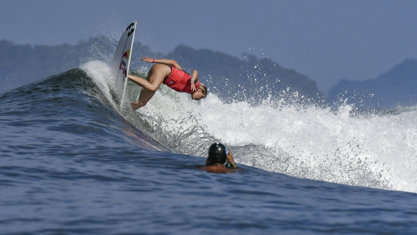 Sanoa Dempfle-Olin sur l'eau en surf.