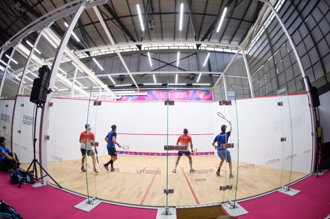 Des joueurs de squash en plein match. 