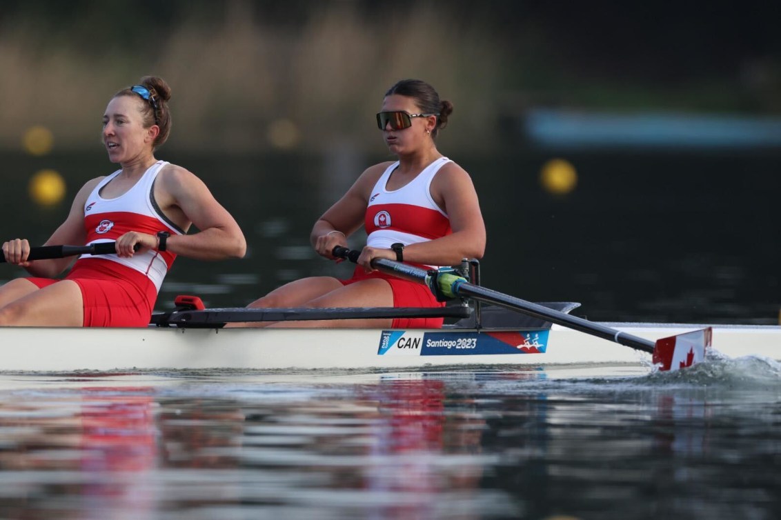 Abby Dent et Olivia McMurray rament tranquillement à l'intérieur de leur embarcation.