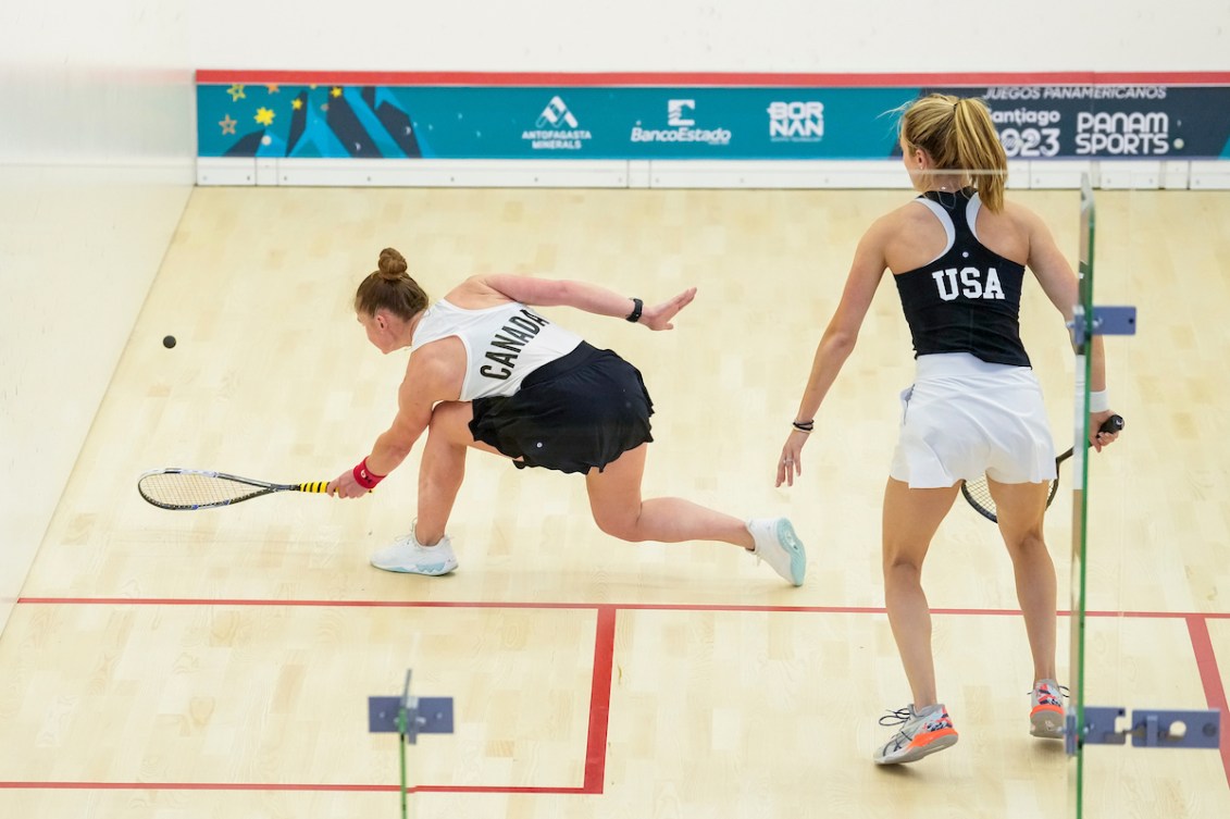 Hollie Naughton pendant un match de squash. 