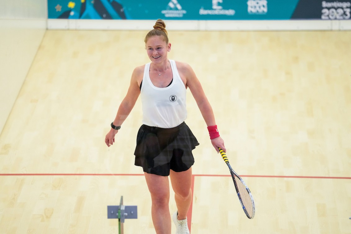 Hollie Naughton pendant un match de squash. 