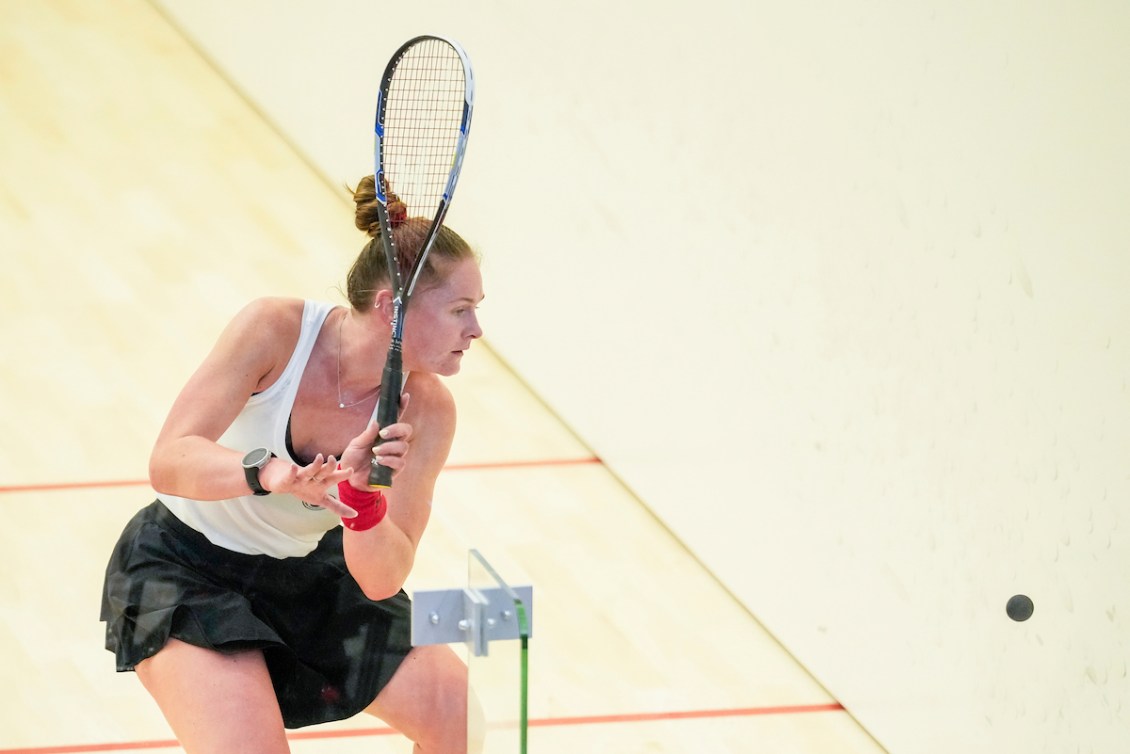 Hollie Naughton pendant un match de squash. 