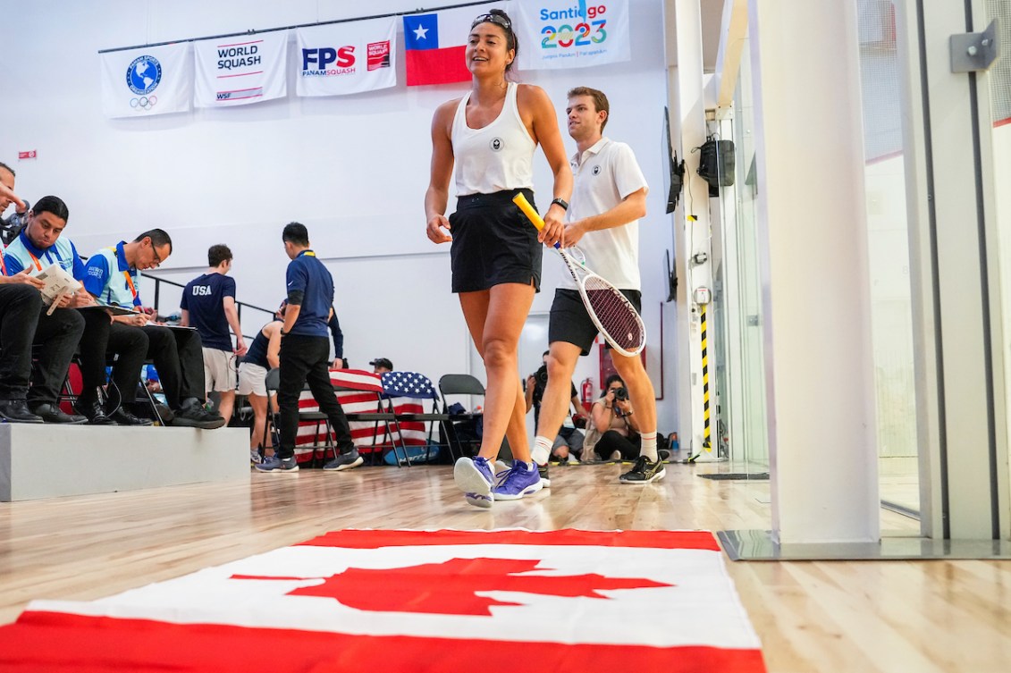 Nicole Bunyan et George Crowne, sortant d'un terrain de squash.