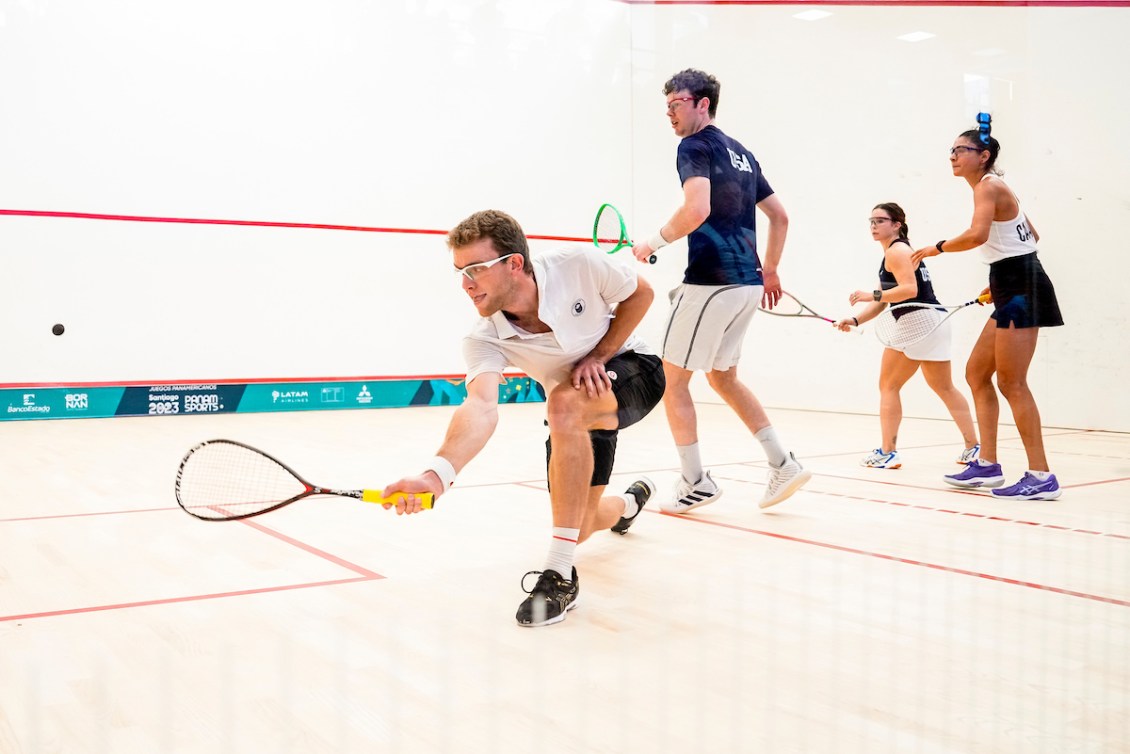 Nicole Bunyan et George Crowne en action sur le terrain de squash.