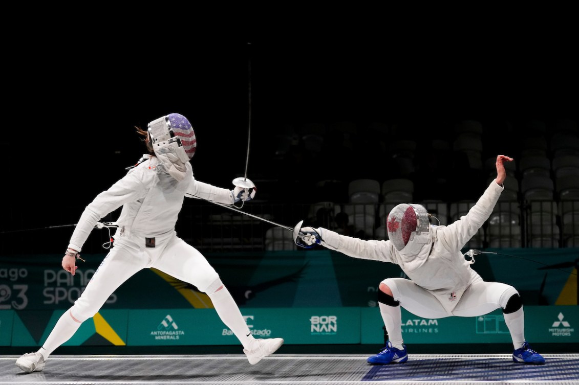 Tamar Gordon, du Canada, accroupie et lance une attaque contre son adversaire dans un combat d'escrime.