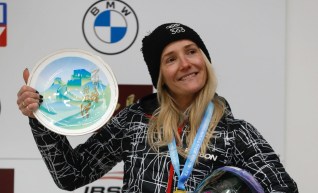 Mirela Rahneva pose avec une assiette souvenir et sa médaille.