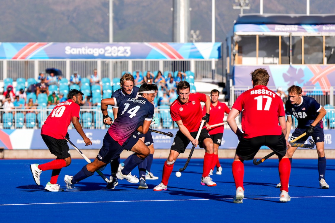 Oliver Scholdfield #8 du Canada rivalise contre les États-Unis lors de la finale de la médaille de bronze du hockey sur gazon 