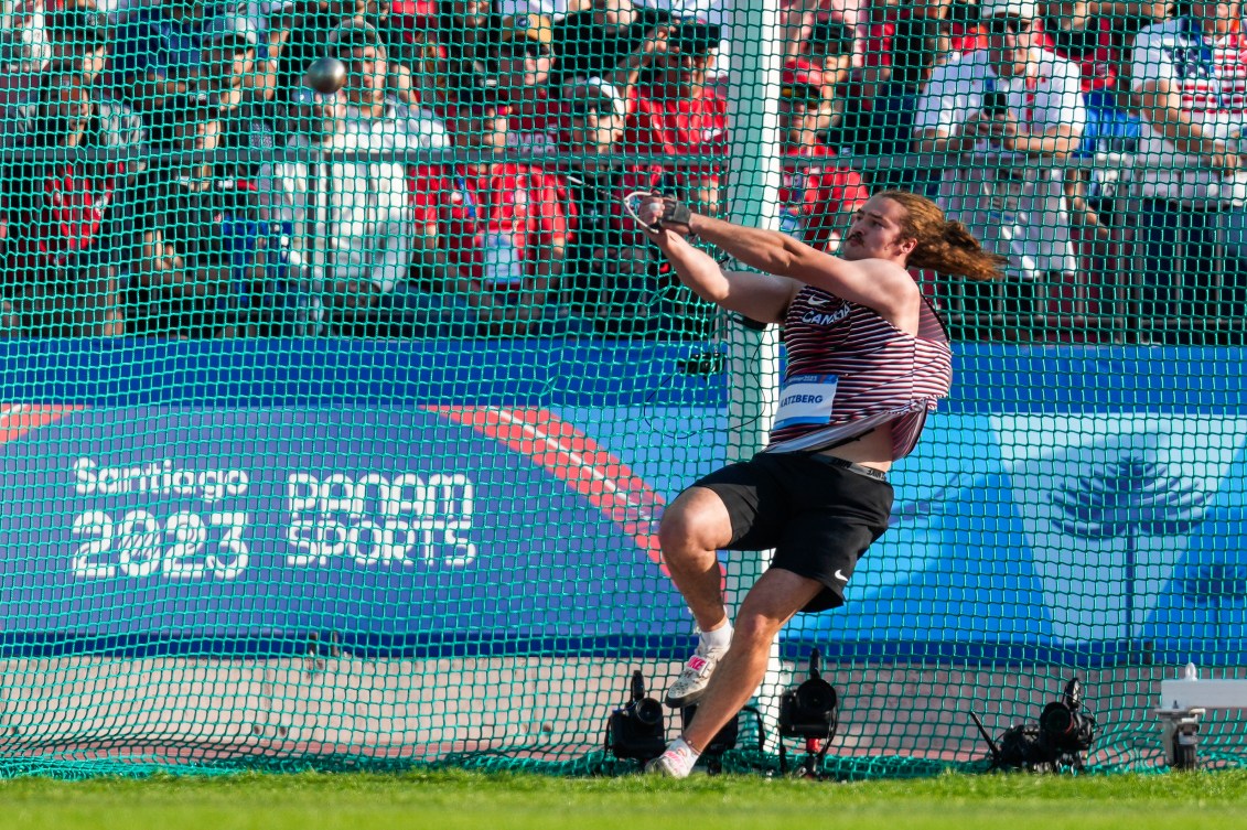 Ethan Katzberg effectue un lancer du marteau.