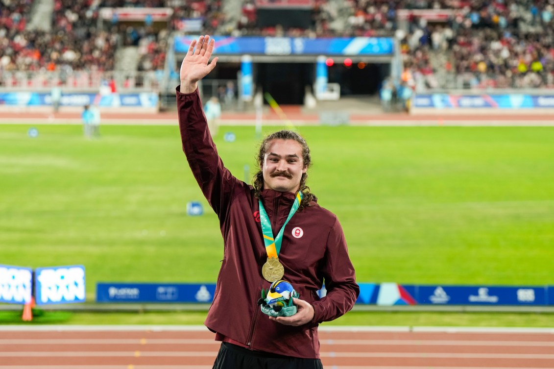 Ethan Katzberg lève un bras dans les airs. 