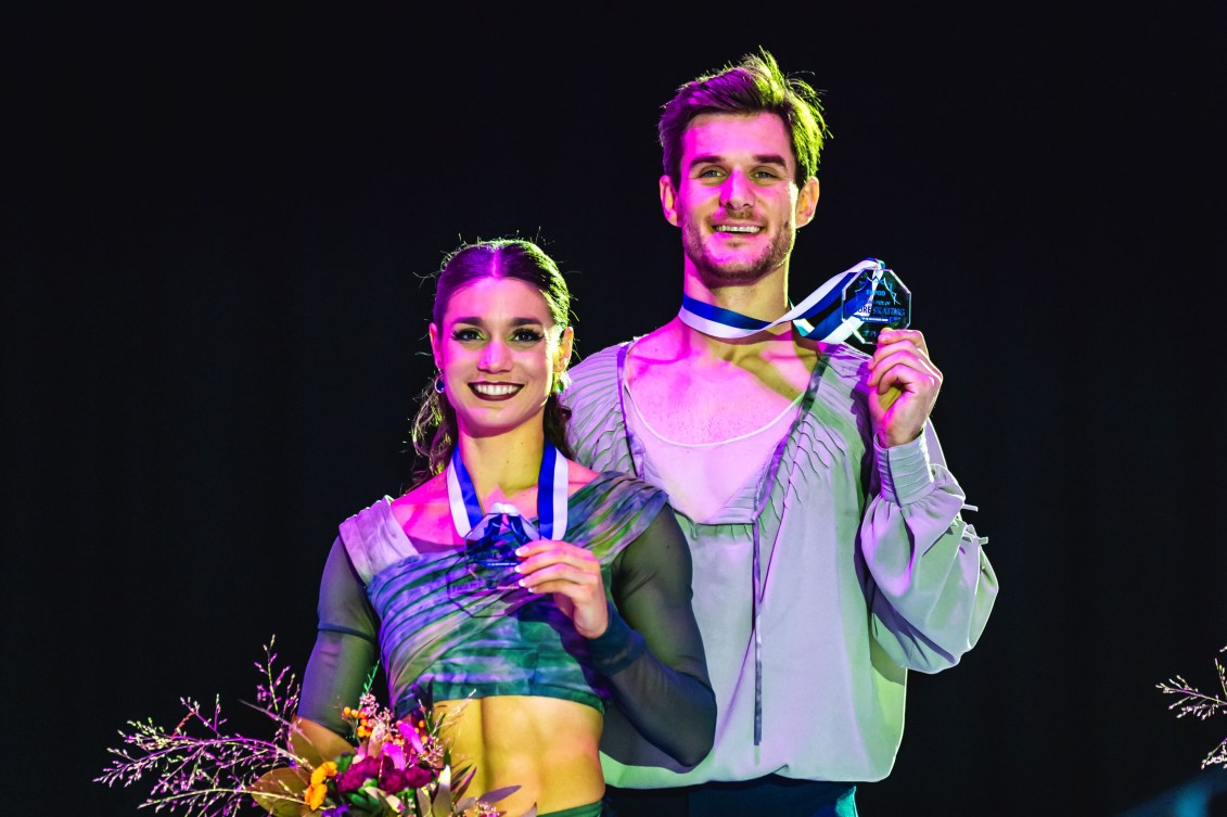 Laurence Fournier Beaudry et Nikolaj Soerensen célèbrent leur médaille d'argent.