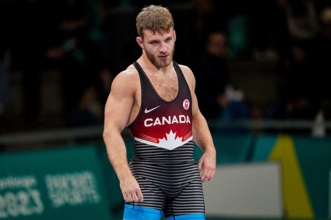 Adam Thomson debout se préparant à un combat. 