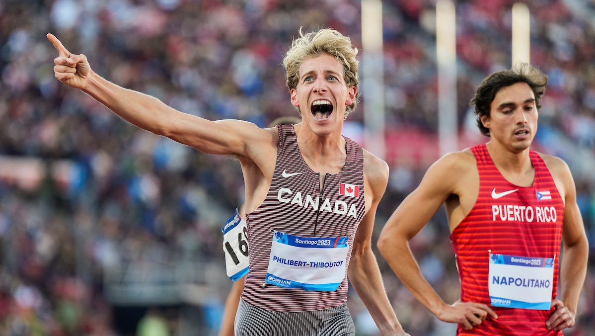 Charles Philibert-Thiboutot étire un bras en signe de victoire.