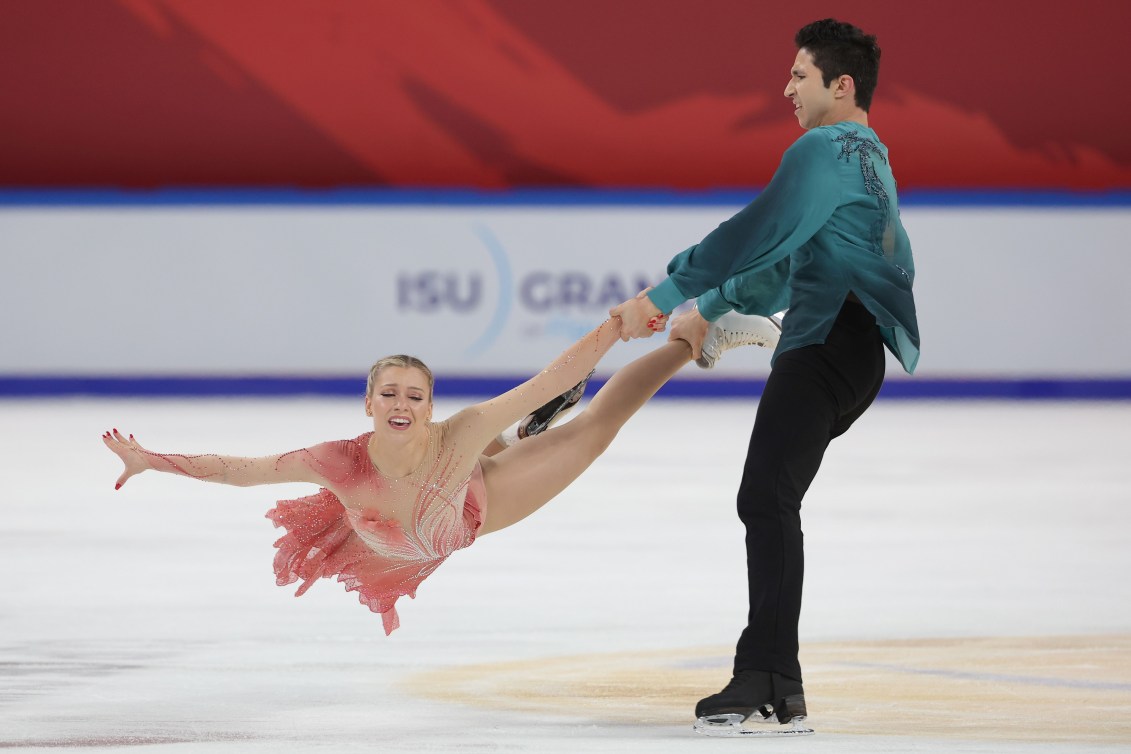 Marjorie Lajoie et Zachary Lagha sont en action en danse sur glace.