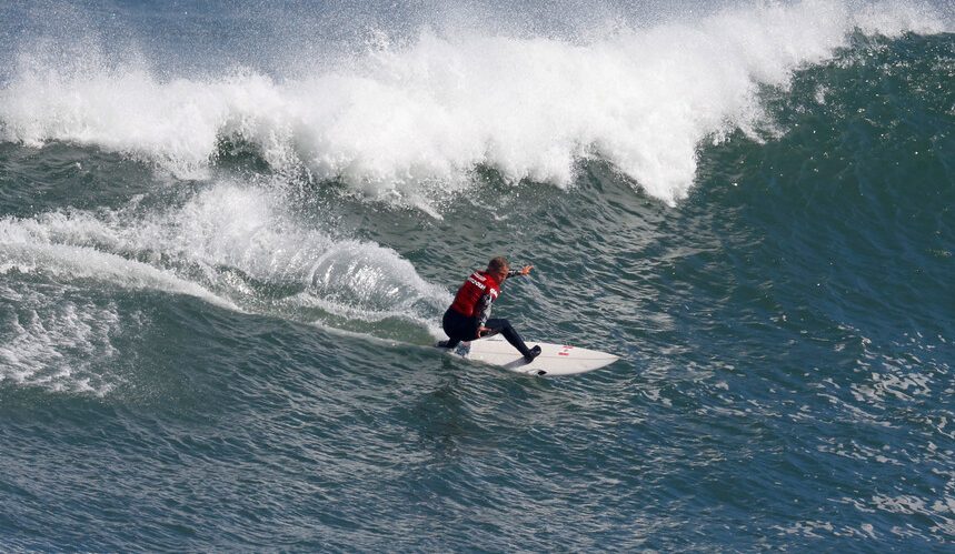 Sanoa Dempfle-Olin sur une vague.