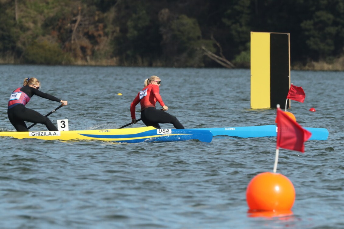 Sophia Jensen à la fin d'une course de C-1. 