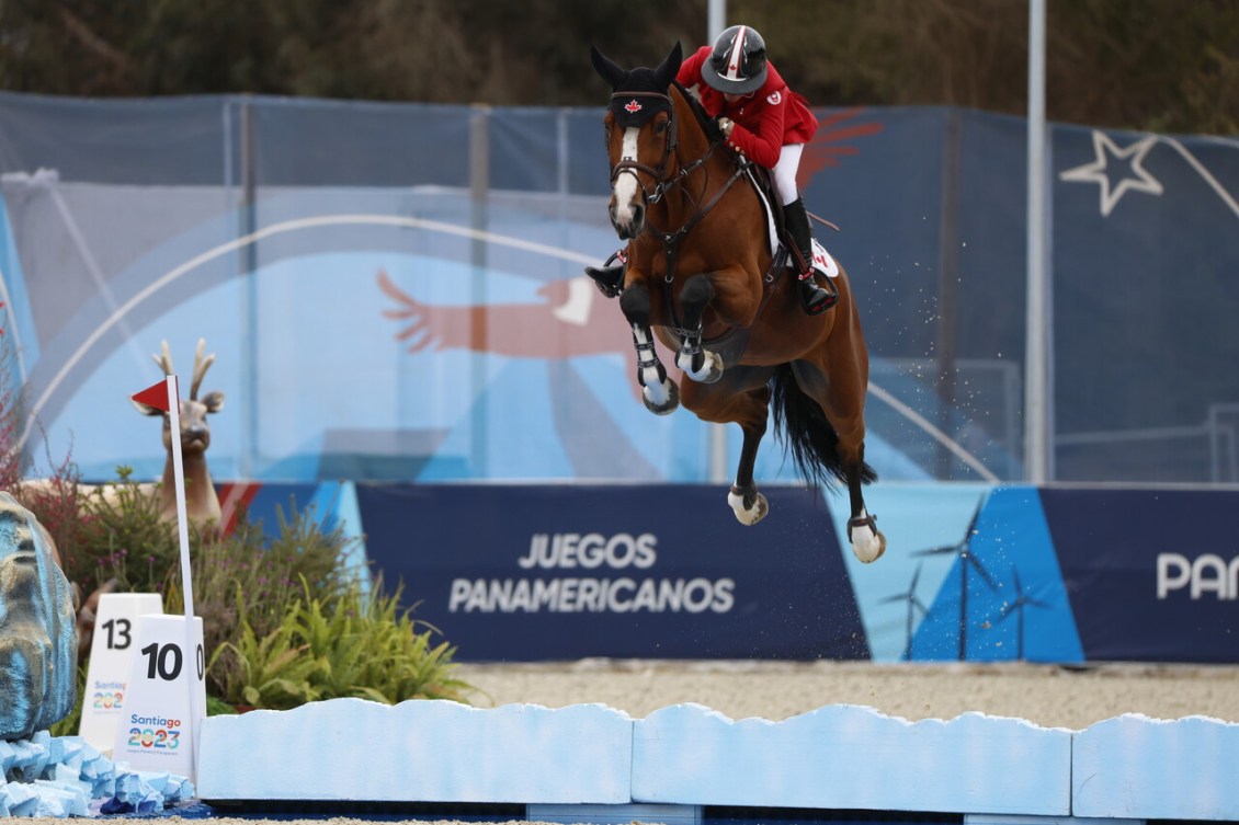 Beth Underhill dans l'épreuve de saut d'obstacles.