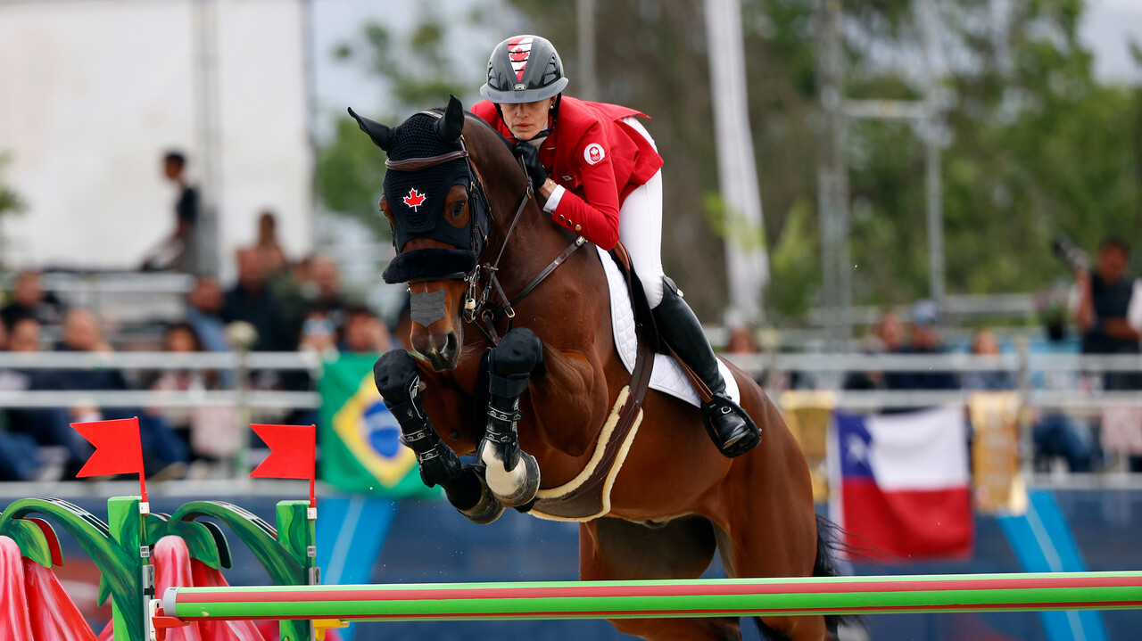 Tiffany Foster dans l'épreuve de saut d'obstacles.