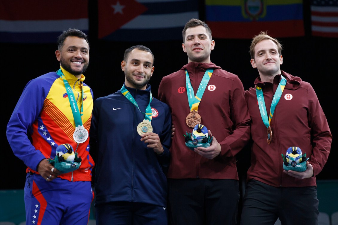 Les Canadiens Fares Arfa, troisième à partir de la gauche, et Shaul Gordon, à droite, posent avec leur médailles de bronze en compagnie des médaillés d'or et d'argent.