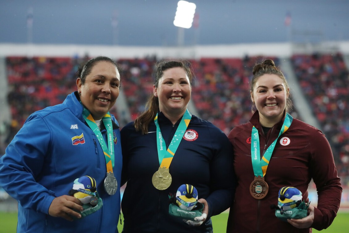 La Canadienne  Kaila Butler, médaillée de bronze pose  avec les médaillée d'or et d'argent. 