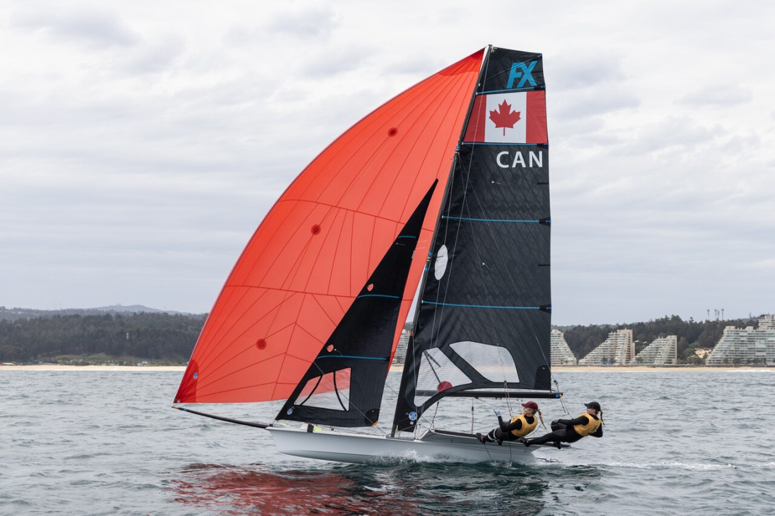 Ali ten Hove et Mariah Millen du Canada participent à l'épreuve féminine de skiff 49er FX. 