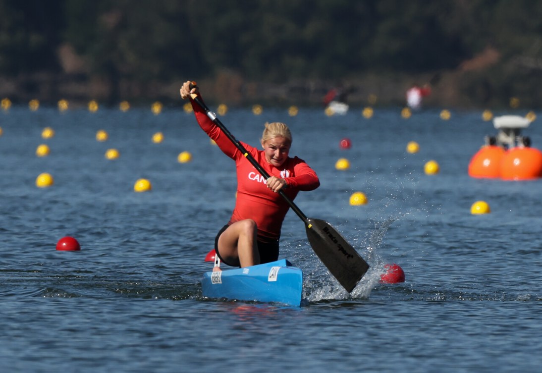 Sophia Jensen en train de ramer seule dans son kayak.