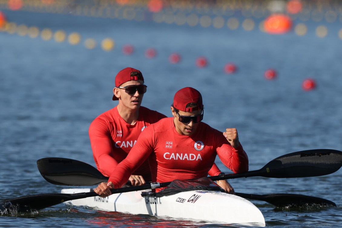 Ian Gaudet et Simon McTavish dans leur canot, célébrant leur victoire.