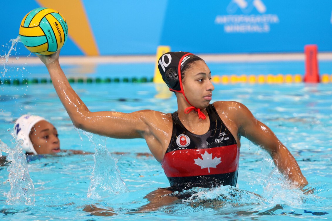 Serena Browne arme un lancé dans la piscine.