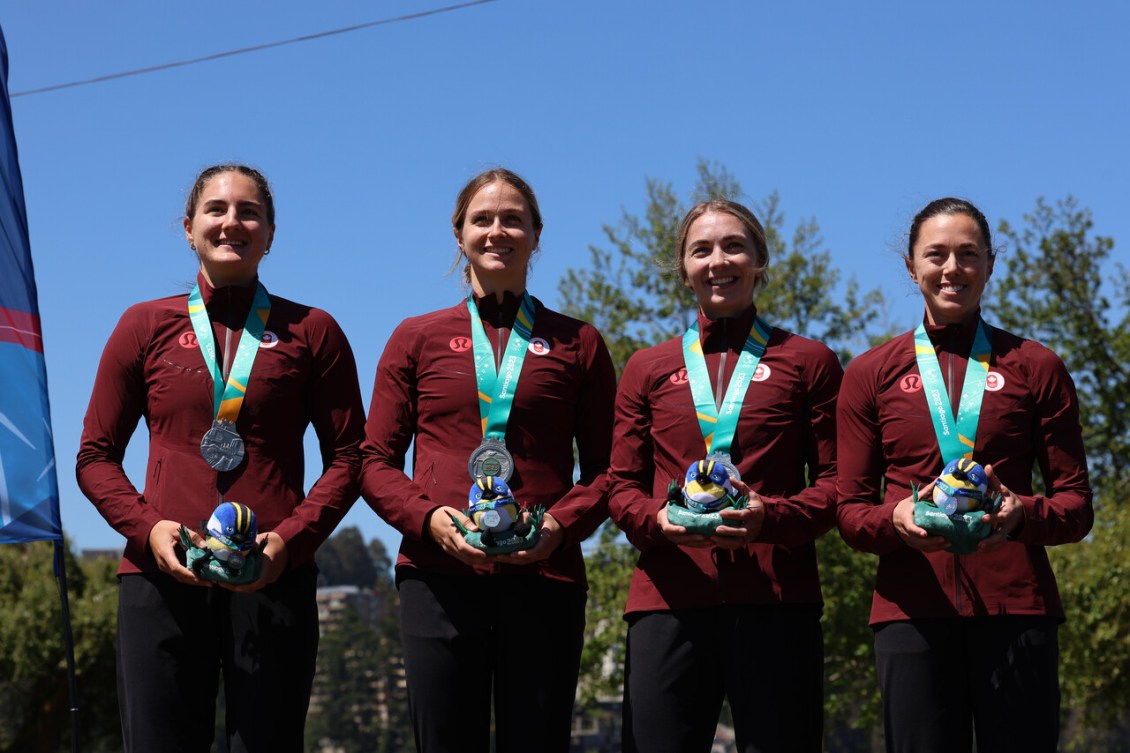 Courtney Stott, Natalie Davison, Riley Melanson et Toshka Besharah avec leurs médailles, posant pour une photo.