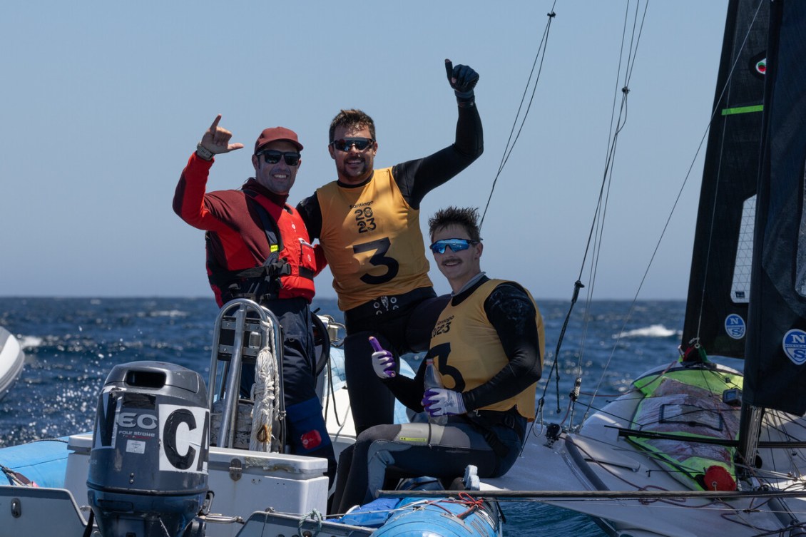 William Jones et Justin Barnes célèbrent leur médaille de bronze sur leur bateau.