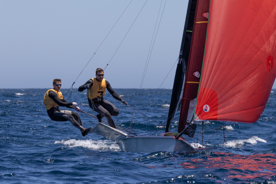 William Jones et Justin Barnes en action sur leur bateau de voile.