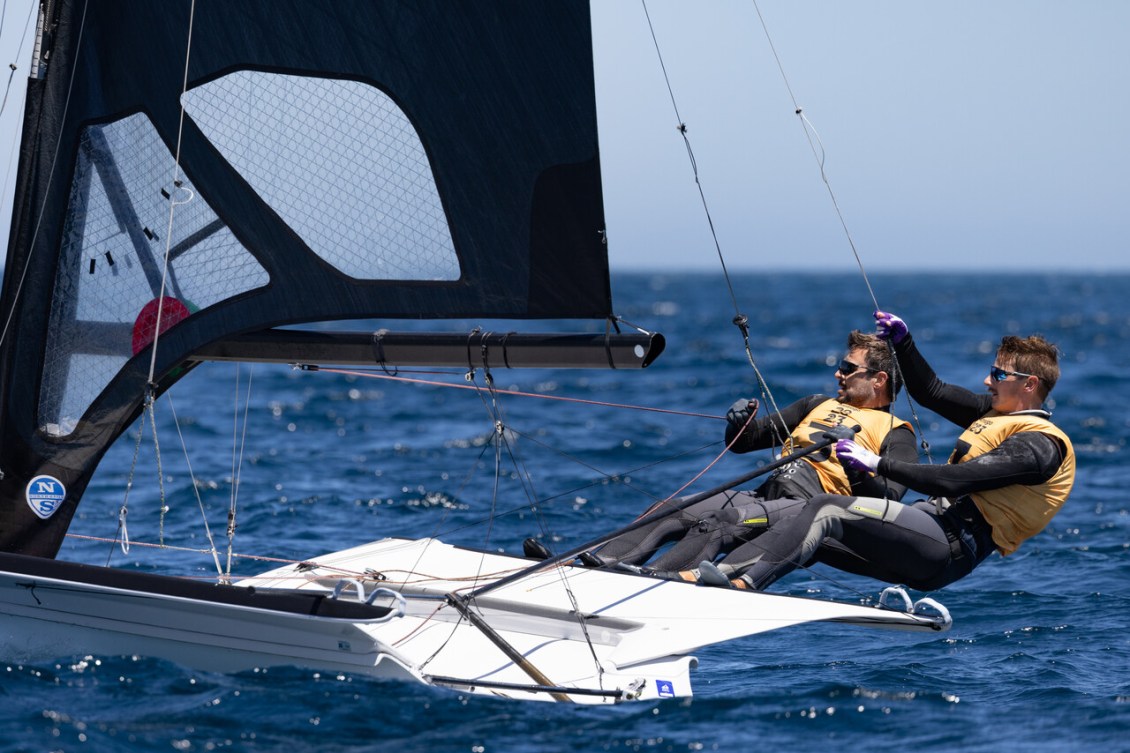 William Jones et Justin Barnes en action sur leur bateau de voile.