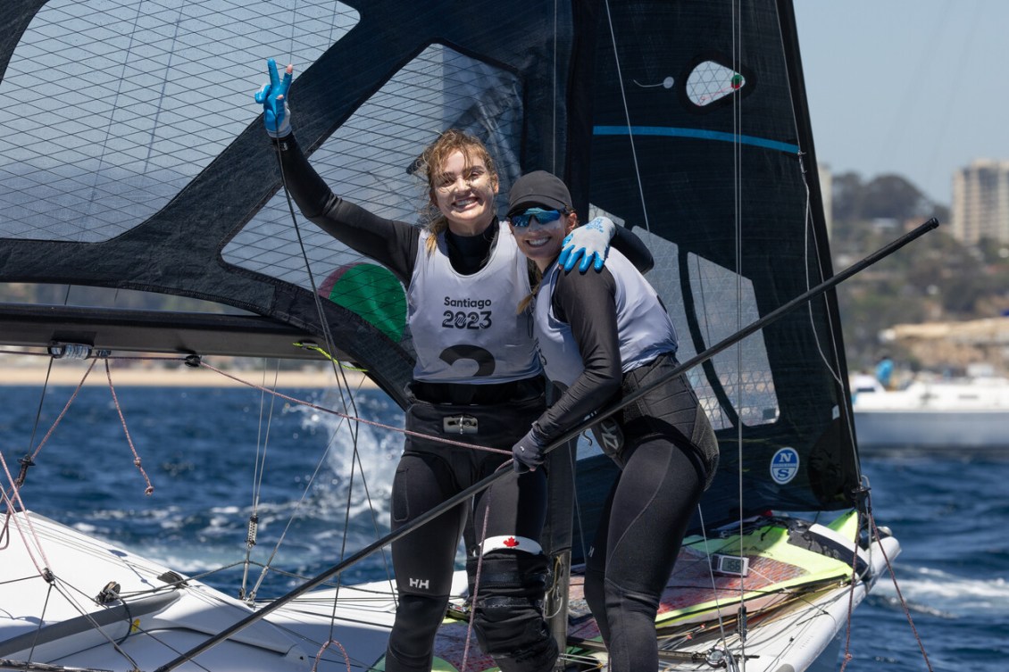 Ali ten Hove et Mariah Millen posent pour une photo sur leur bateau.