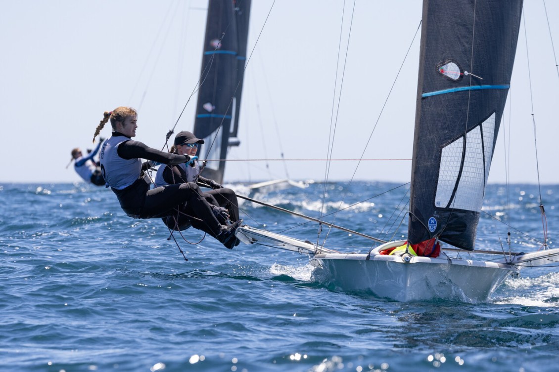 Ali ten Hove et Mariah Millen en action sur leur bateau de voile.