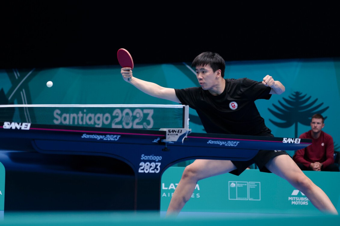 Edward Ly joue un match de simple.