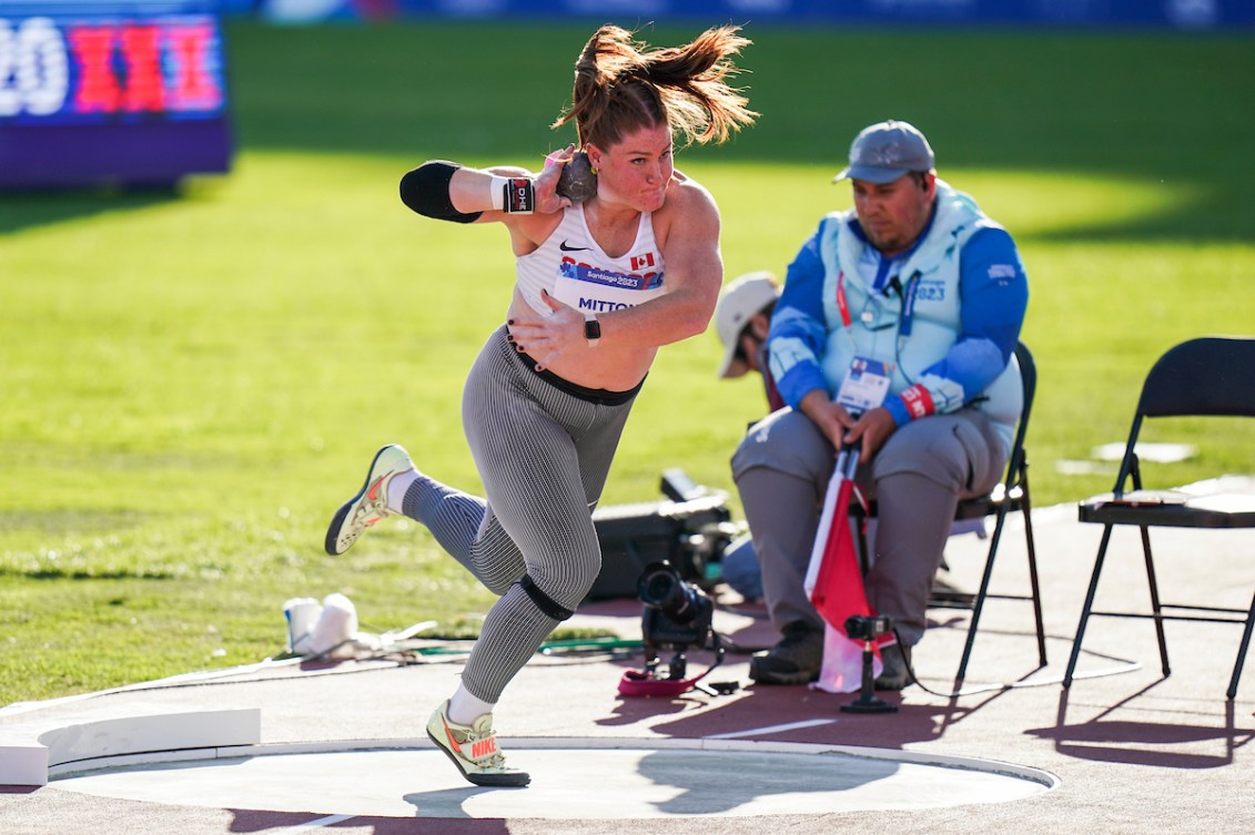 Sarah Mitton effectue un lancer. 