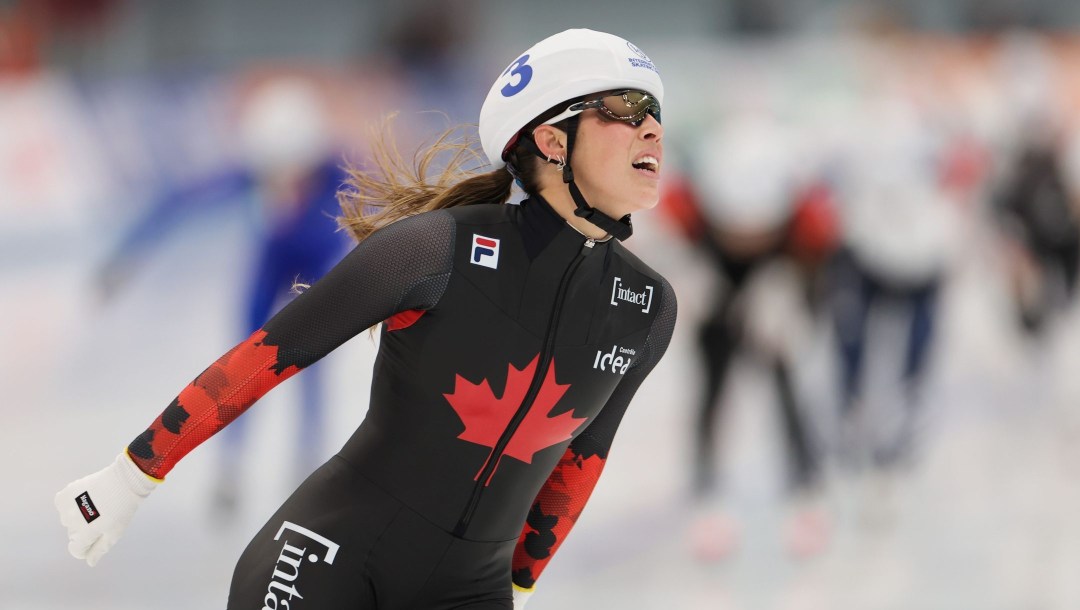 Valérie Maltais célèbre après une course.