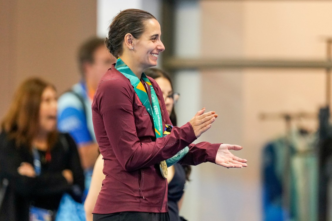 Pamela Ware sur le podium avec une médaille d'or.