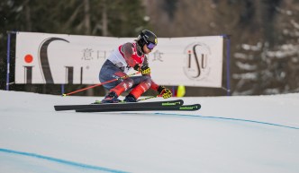 Jared Schmidt fait une course de ski.