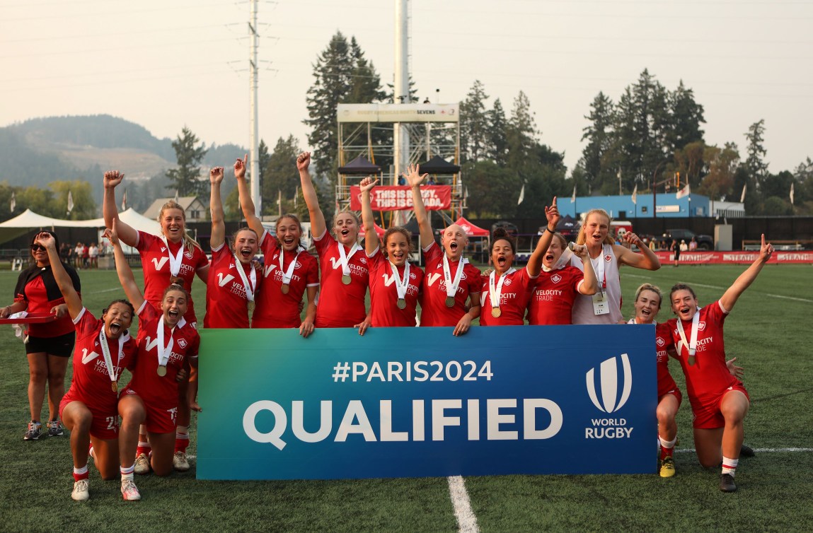 L'équipe féminine canadienne de rugby à sept célèbre sa qualification pour Paris 2024.