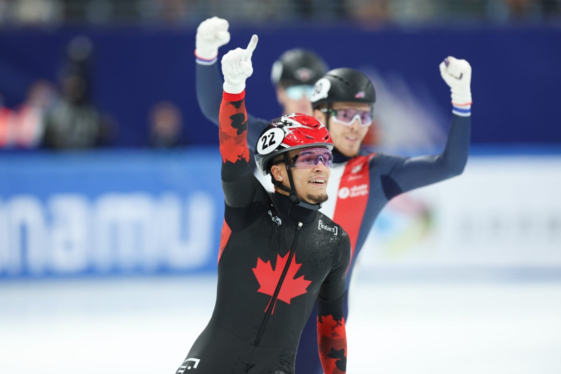 Le patineur Jordan Pierre-Gilles le doigt levé en l'air après sa victoire au 500 m masculin à la Coupe du monde de patinage de vitesse courte piste.