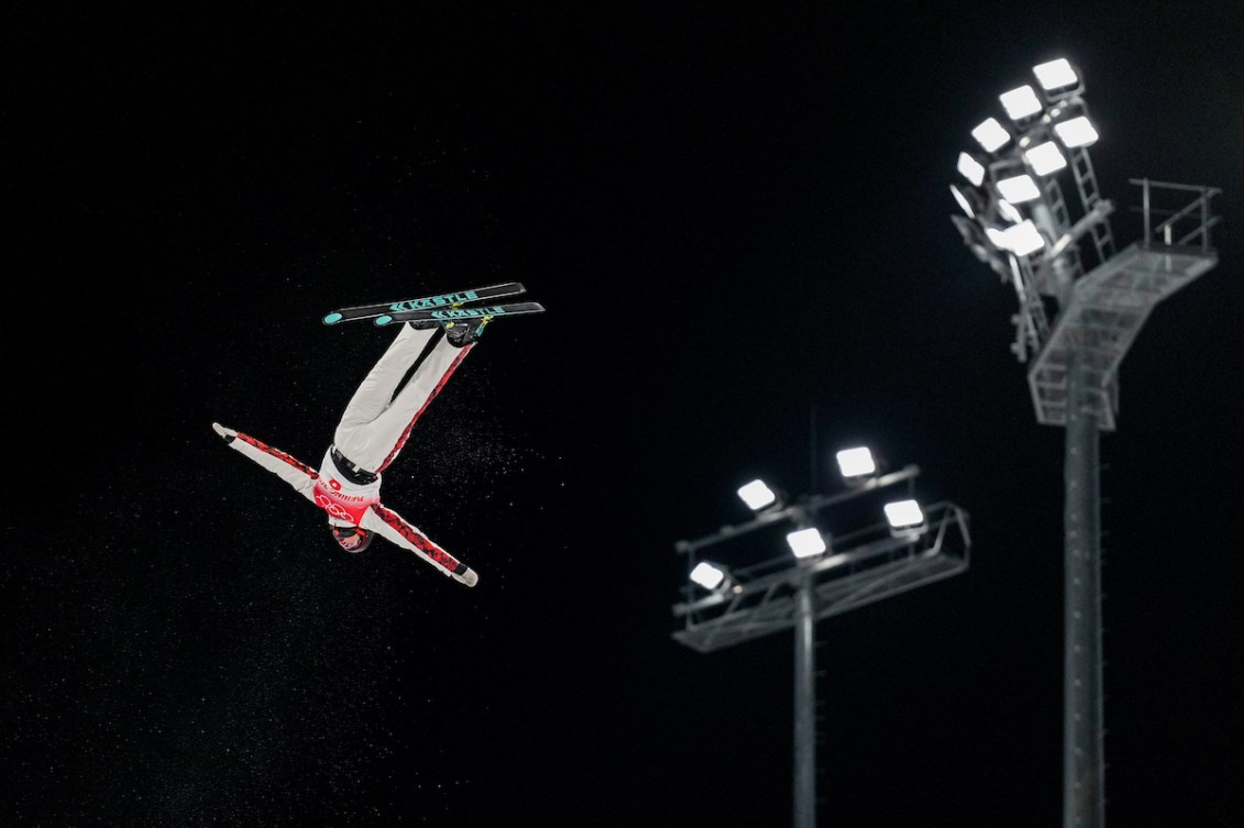 Marion Thénault effectue un saut acrobatique.