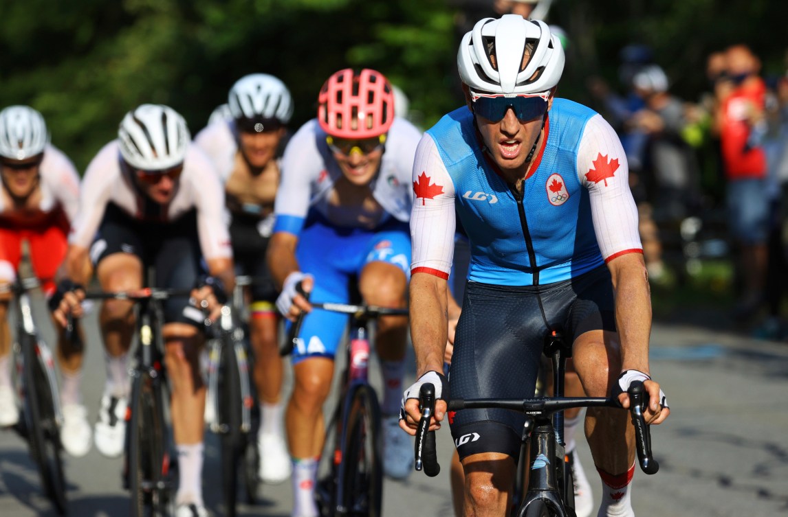 Michaël Woods roule dans un peloton. 