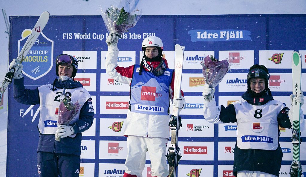 Mikaël Kingsbury sur le podium.