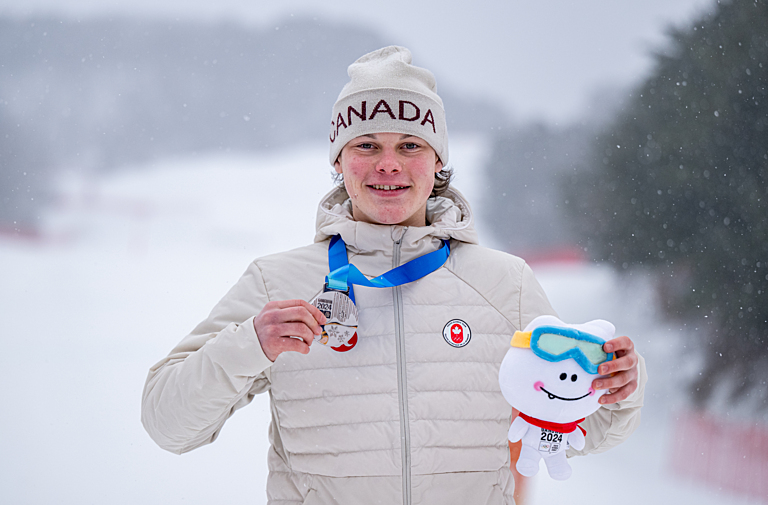 Anthony Shelly, médaillé d'argent, célèbre sur le podium.