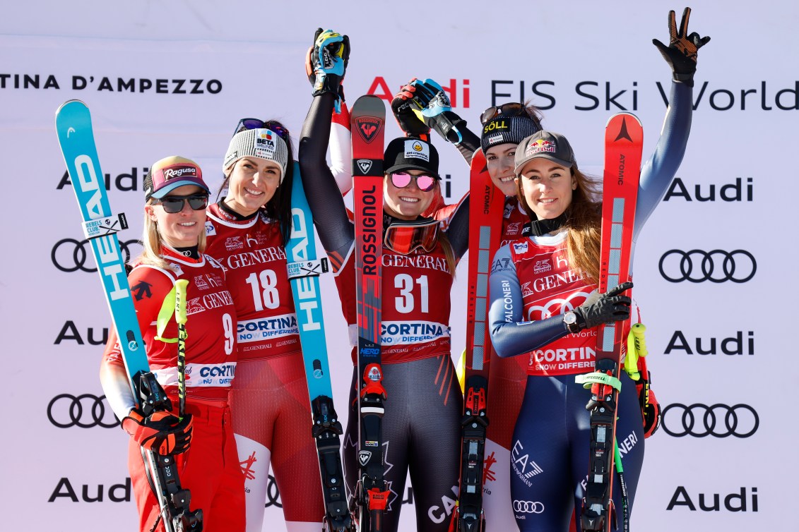 Cinq skieuses célèbrent sur le podium.