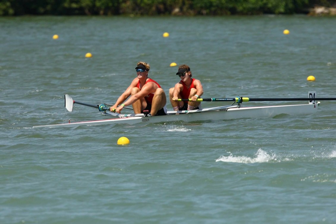 Un jeune Curtis Ames participe à une régate d'aviron. 