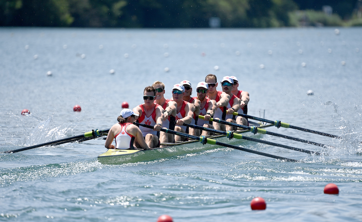 L'équipe canadienne du huit de pointe masculin d'aviron pendant une course.