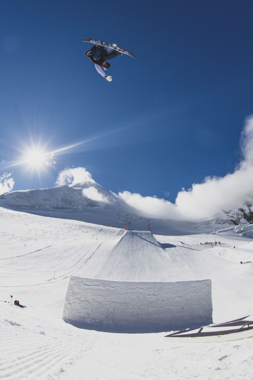 Le planchiste Eli Bouchard sur le parcours de slopestyle. 