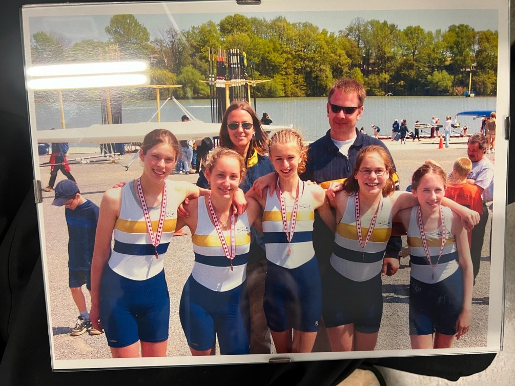 Kristen Kit, alors rameuse junior, pose avec ses coéquipières.