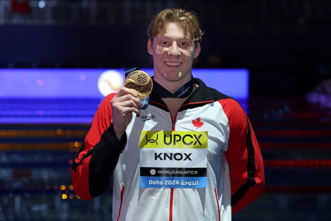 Finlay Know prend la pose avec sa médaille d'or.